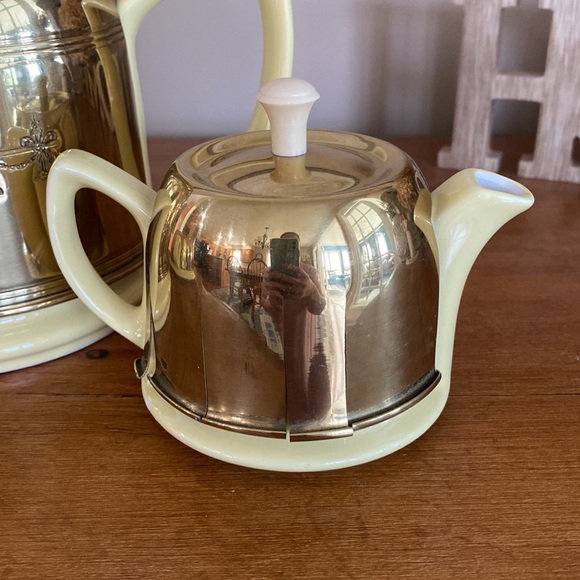 The Forman family Inc teapot and creamer & sugar set - Picture 2 of 9